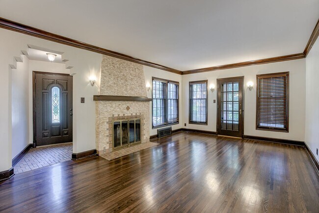 Building Photo - Beautiful 3 Bedroom In Happy Hollow!!