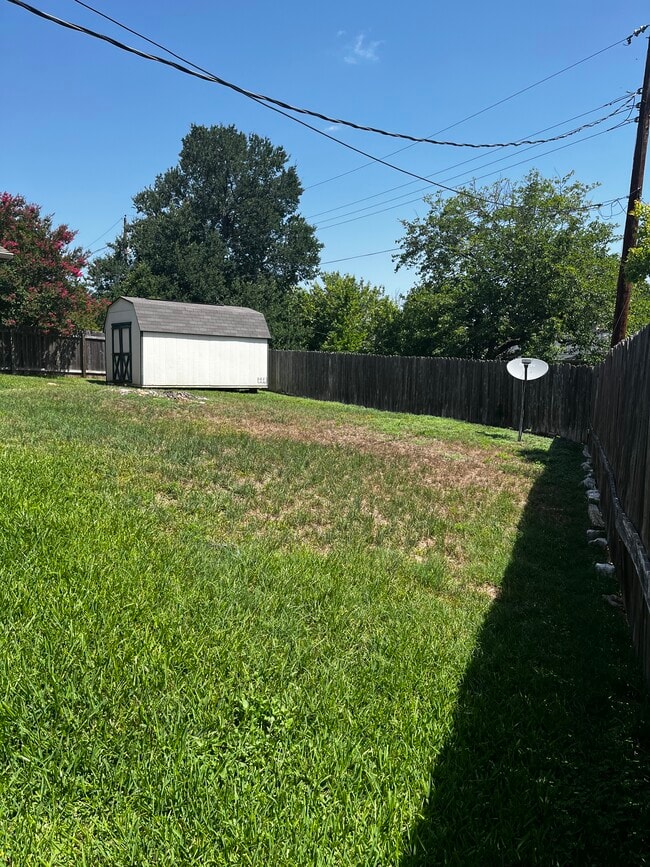 Building Photo - 1002 Fall Creek Dr