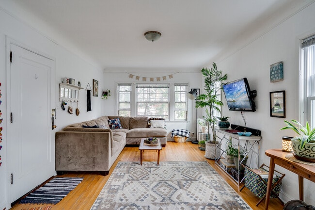 Living - 2790 Xerxes Ave S