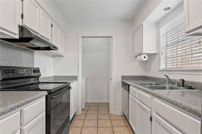 Building Photo - 520 Cedarwood Dr