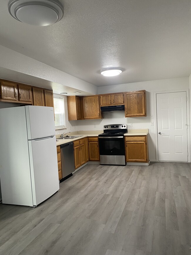 Building Photo - 503 Meadow Ln