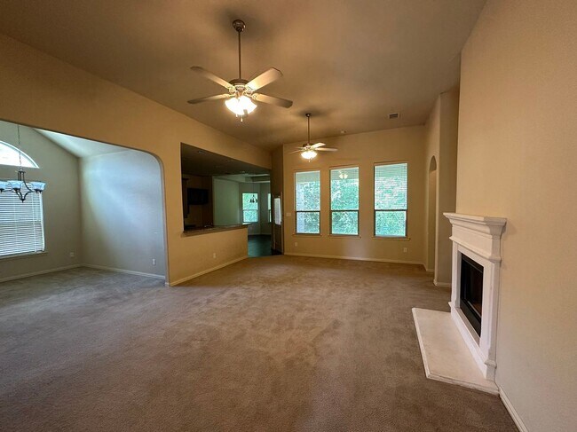 Foto del edificio - 4 bed 2 bath Forest Hill home