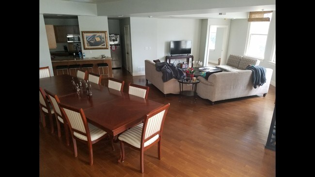 Gran sala desde el segundo dormitorio. - 411 W 7th St