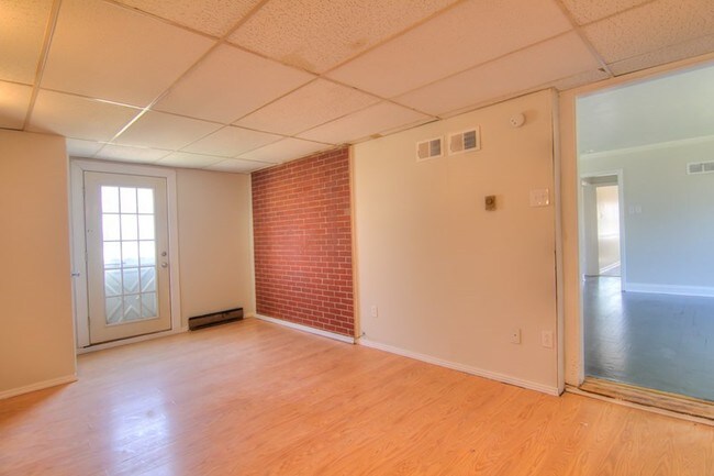 Building Photo - 5365 Trailview Dr