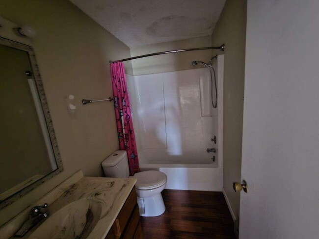 Foto del edificio - Quaint 2 BR/2 BA condo on westside of Spri...