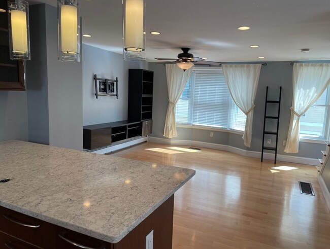 Foto del edificio - Spacious Townhouse - with parking!