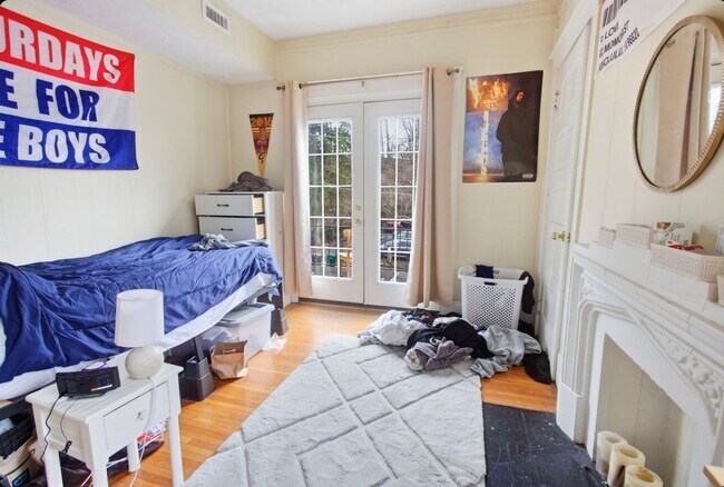 Building Photo - 132 Parker St