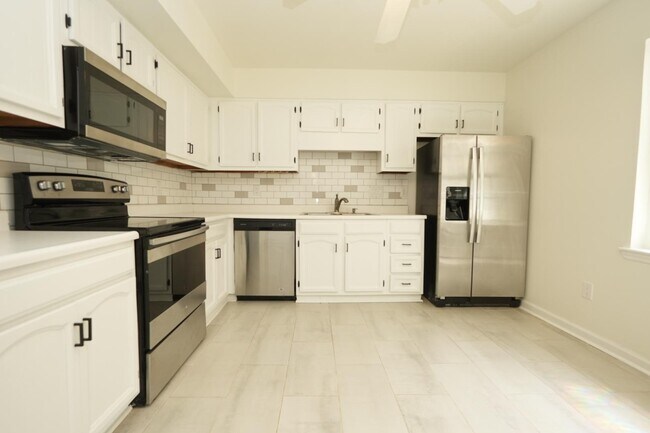 Building Photo - 8807 Hunter Ridge Dr