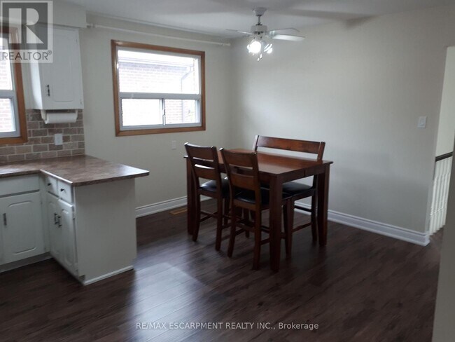 Building Photo - 2003 Carrera Ln