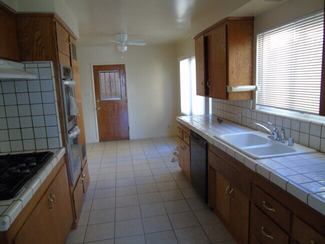 kitchen - 5017 W 58th Pl
