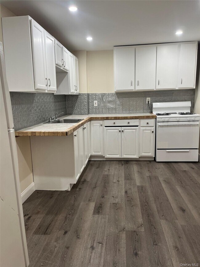 Foto del edificio - 26-26 Franklindale Ave