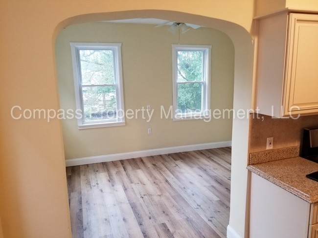 Building Photo - 564 Coates St