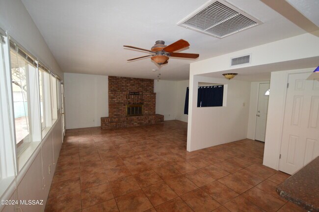 Foto del edificio - 3957 E Hampton Pl