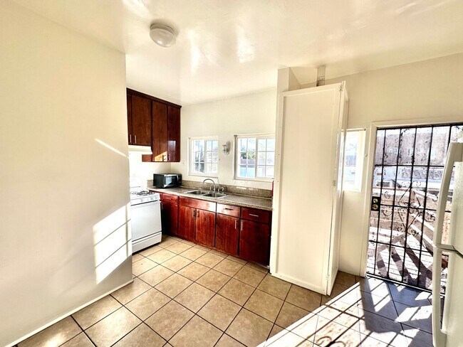 Building Photo - Mid-City Top Floor 2 Bedroom 1 Bath Gem