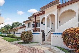Building Photo - 6110 SE Martinique Dr