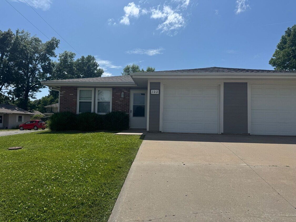 Foto principal - 120/122 E Cornhill St. Cameron, MO 64429