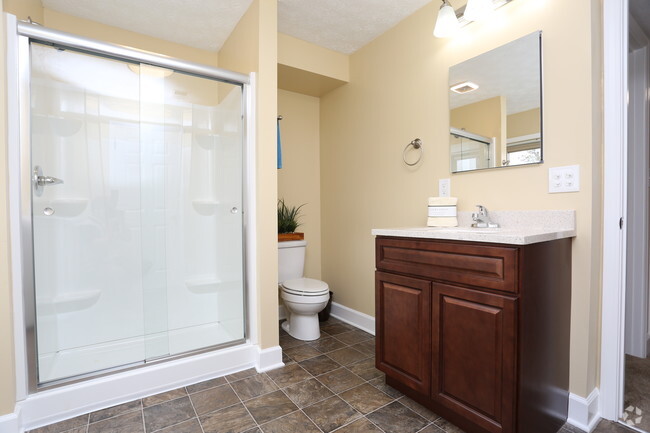 2BR,2BA - 926 SF - Bathroom & Laundry - Regency Apartments at Southland