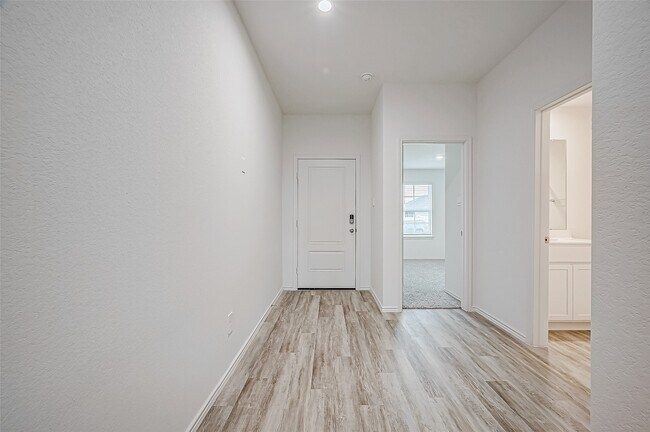 Building Photo - 5034 Balcolm Dr