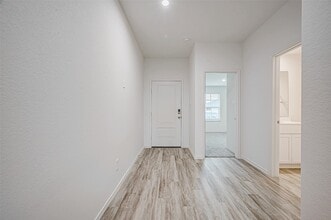 Building Photo - 5034 Balcolm Dr