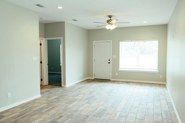 Foto del edificio - 3 bed 3 bath NEW CONSTRUCTION home available! NO HUD