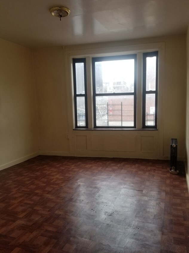 Foto principal - 2412 Webster Ave