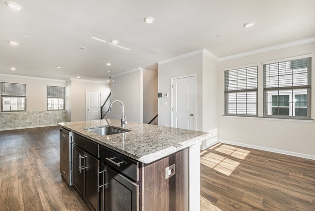 Foto del edificio - 5063 Silver Oak Dr