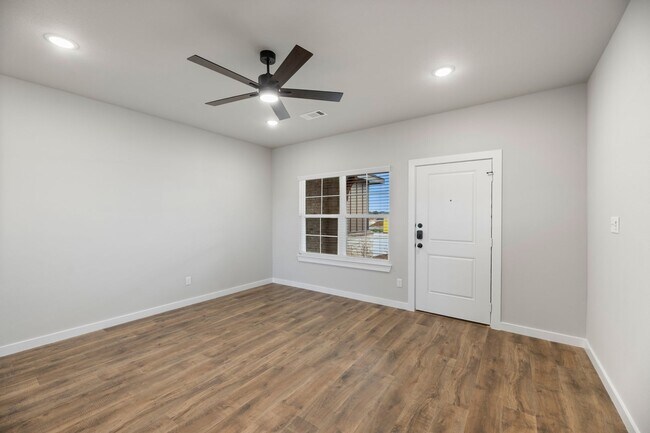 Foto del edificio - AVAILABLE NOW! 3 BEDROOM TRIPLEX LOCATED ON 1-ACRE LOT IN MIDLOTHIAN, TX!