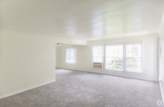 2BR,1BA- Living Room - Radford