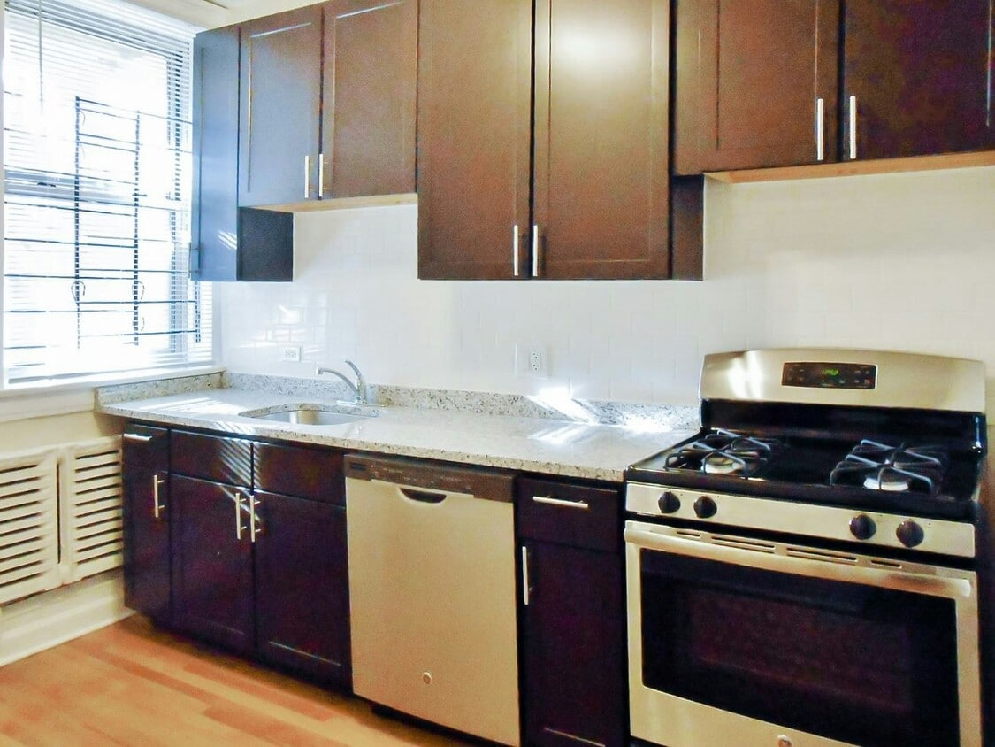 Primary Photo - 1609 W Berteau Ave