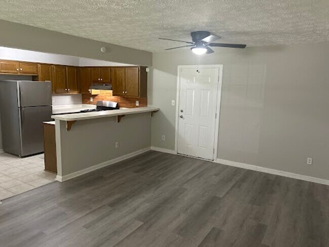 Building Photo - 8483 Pineland Dr