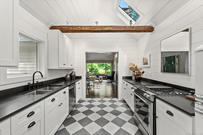 Building Photo - 37 Davenport Rd