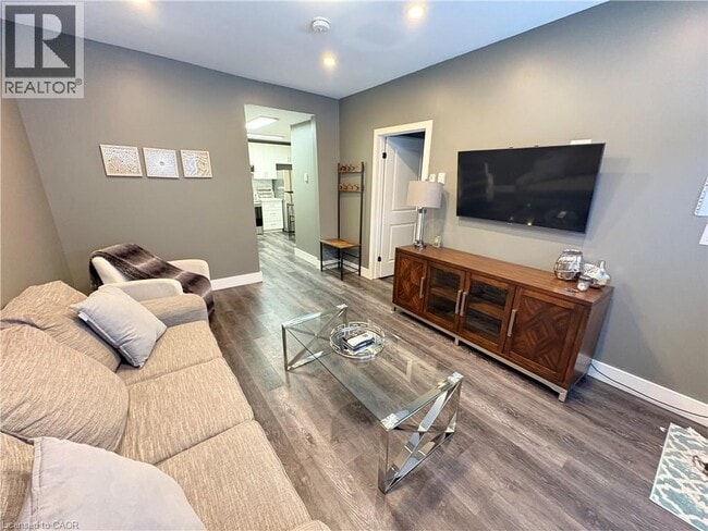 Photo du bâtiment - 212 Rosslyn Ave N