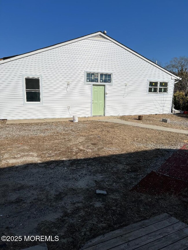 Building Photo - 213 E Main St