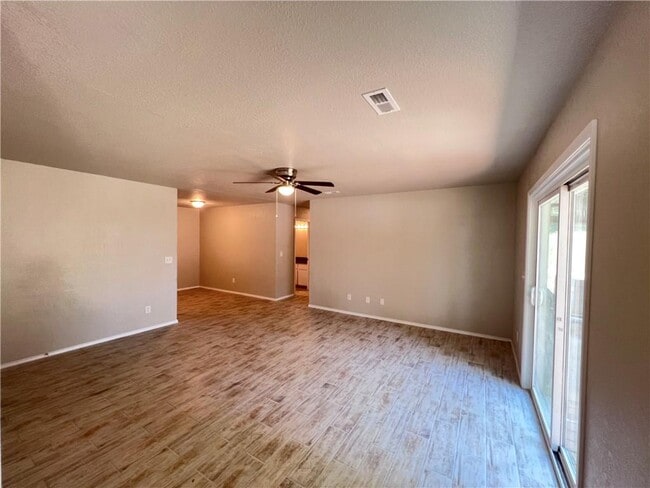 Building Photo - 831 N Lola Ln