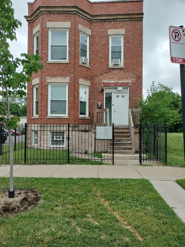 Building Photo - 6501 S Justine St