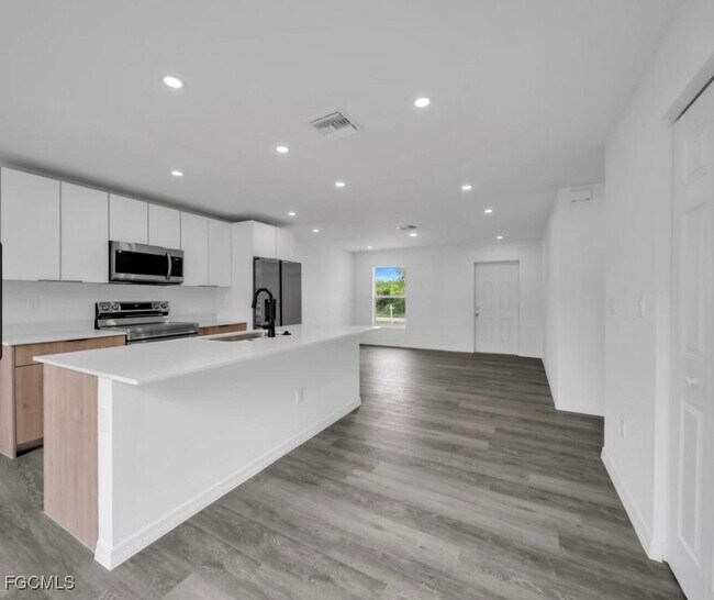 Building Photo - 382 McArthur Blvd