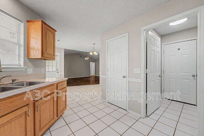 Building Photo - 313 Summerset St