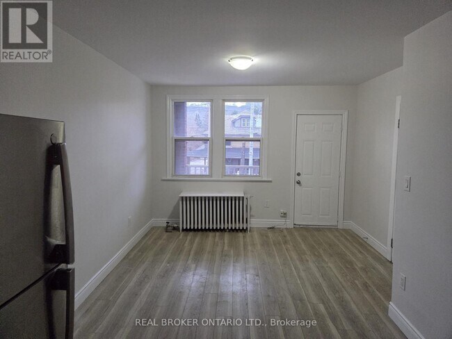 Photo du bâtiment - 917 Main St E