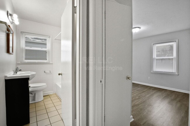 Building Photo - 2404 Thomas Ave