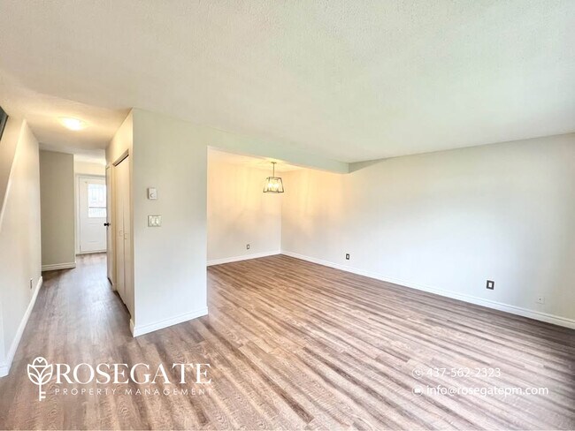 Photo du bâtiment - Spacious 3-Bedroom Townhouse with Finished Basement & Backyard – London