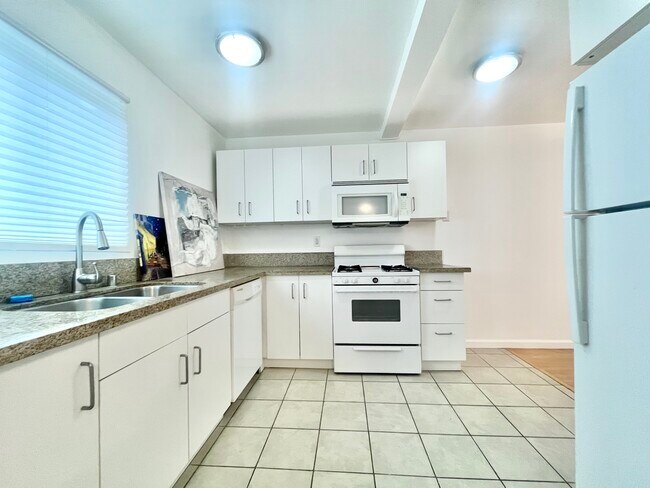 Building Photo - 4401 Kraft Ave