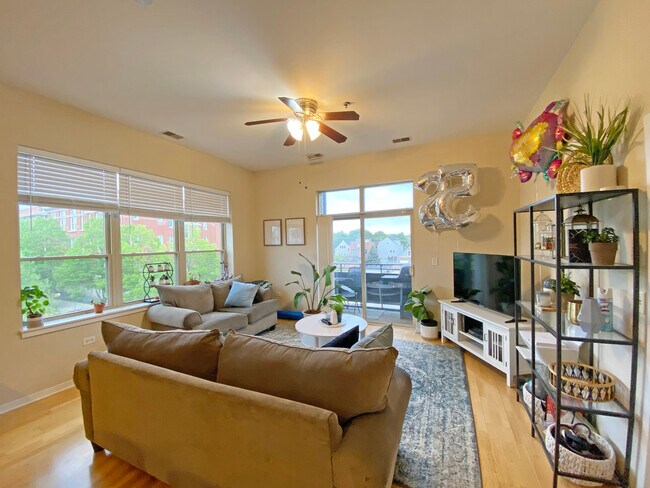 Living Room - 2915 N Clybourn Ave
