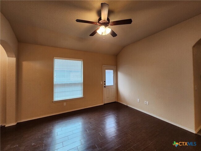 Foto del edificio - 712 Creekside Cir