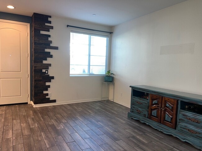 Foto del edificio - 1707 Frangipani Ave