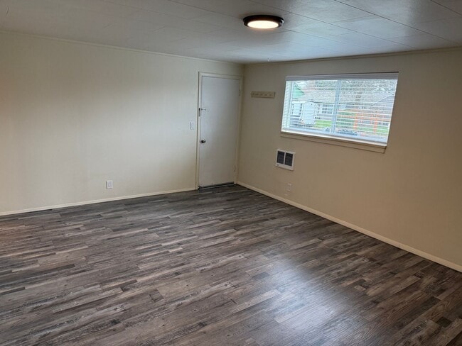 Foto del edificio - Large downstairs 1 bedroom apartment!