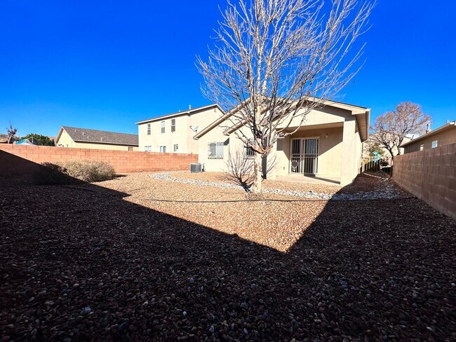 Foto del edificio - Super cute 3 bed 2 bath home in Huning Ranch. MOVE IN SPECIAL! 1/2 OFF 2ND MONTHS RENT!