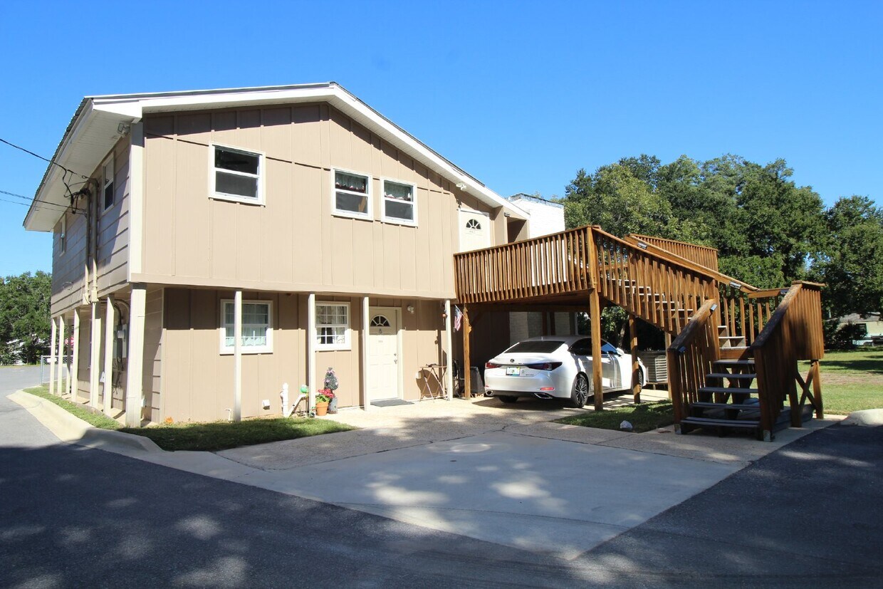 Primary Photo - Upstairs 2 bedroom 1 bath apartment with f...