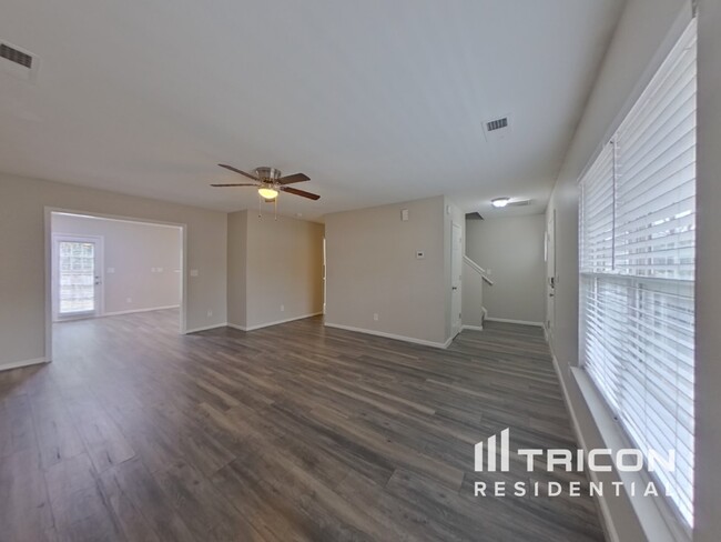 Foto del edificio - 5604 Henderson Oaks Dr