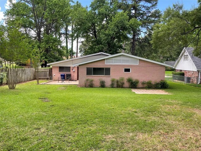 Parte trasera de la propiedad - 2705 Parham Dr