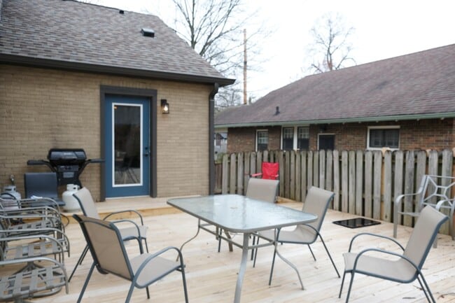Building Photo - 1024 Kessler